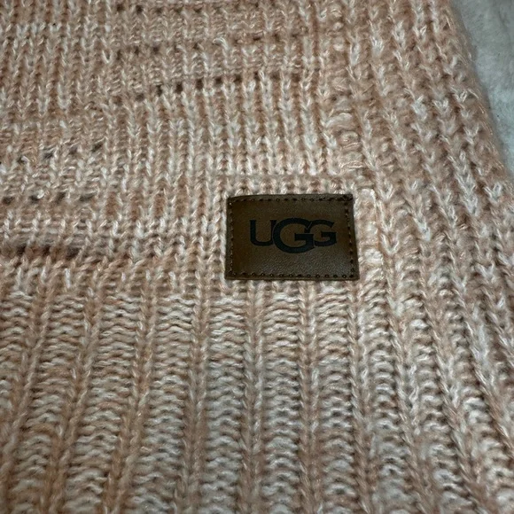 UGG Soft Knit blanket in Light Pink-start with darker pink and it get lighter - Picture 3 of 13